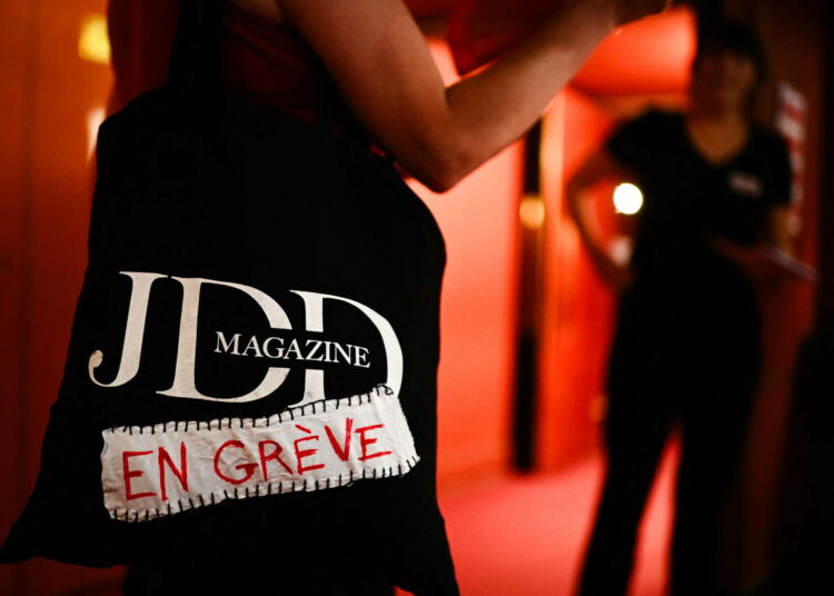 TOPSHOT - A participant holds a bag reading " The JDD magazine on strike" prior to a meeting in support to the Journal du Dimanche (JDD)'s employee, organised by RSF (Reporters Withtout Borders) at the Theatre Libre, in Paris, on June 27, 2023. One of France's biggest newspapers is in turmoil after the shock appointment of a far-right editor whose rise to prominence underlines the rightwards shift of the country's media and politics. (Photo by Christophe ARCHAMBAULT / AFP)