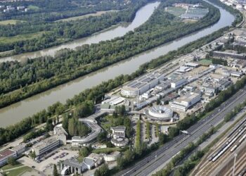 Usine chimique Arkema à Lyon : mise en garde contre les fruits et légumes jouxtant son usine, contaminés par des polluants éternels. Une nouvelle enquête est en cours.