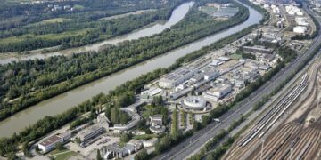 Usine chimique Arkema à Lyon : mise en garde contre les fruits et légumes jouxtant son usine, contaminés par des polluants éternels. Une nouvelle enquête est en cours.